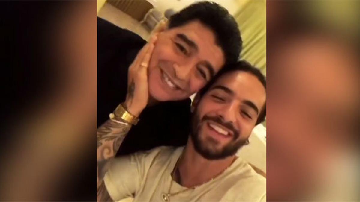 El beso de Maradona a Maluma