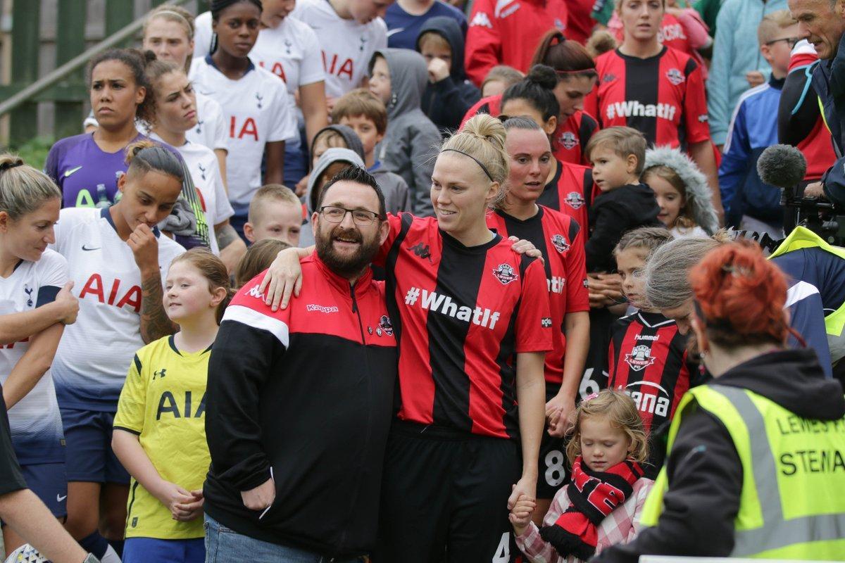 Momento de un encuentro entre el Lewes Football Club Women y el Tottenham.
