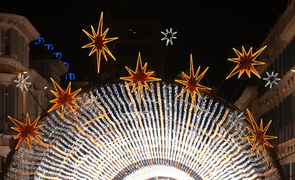 Un espectáculo de luz y sonido, actuaciones infantiles y un concierto de Siempre Así han dado la bienvenida a las fiestas en un Centro de Málaga que estrenaba luces en algunas calles.