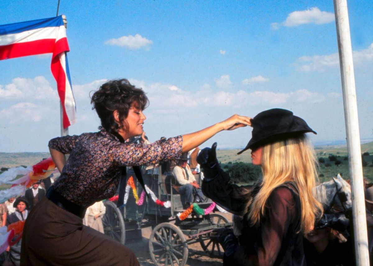 Claudia Cardinale y Brigitte Bardot, durante el rodaje de 'Las petroleras' en Colmenar Viejo en 1971.