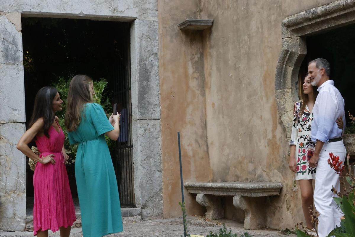 La familia real durante su visita a los Jardines de Alfàbia en Bunyola, para su posado en Mallorca del verano de 2023