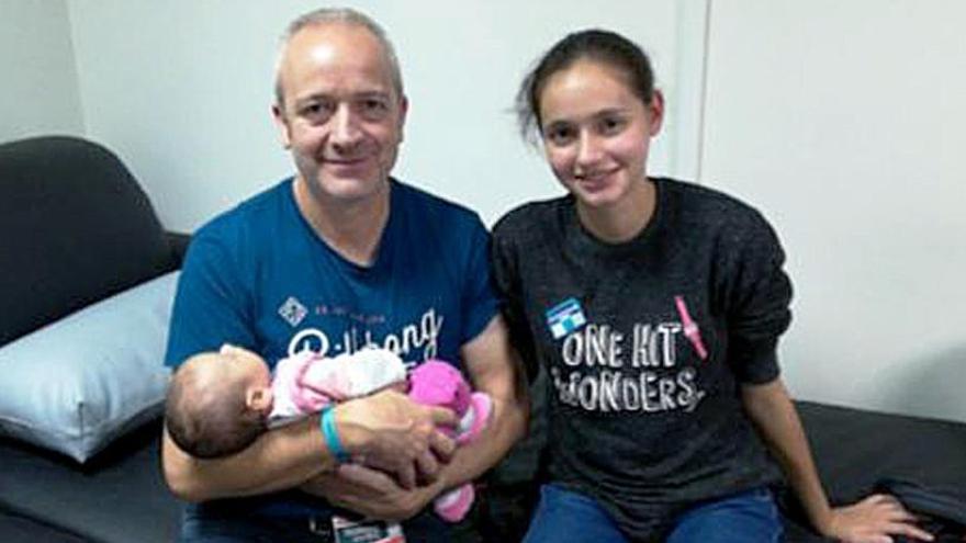 La ilicitana Patricia Aguilar junto a su padre, Alberto Aguilar y su hija, tras su vuelta a España