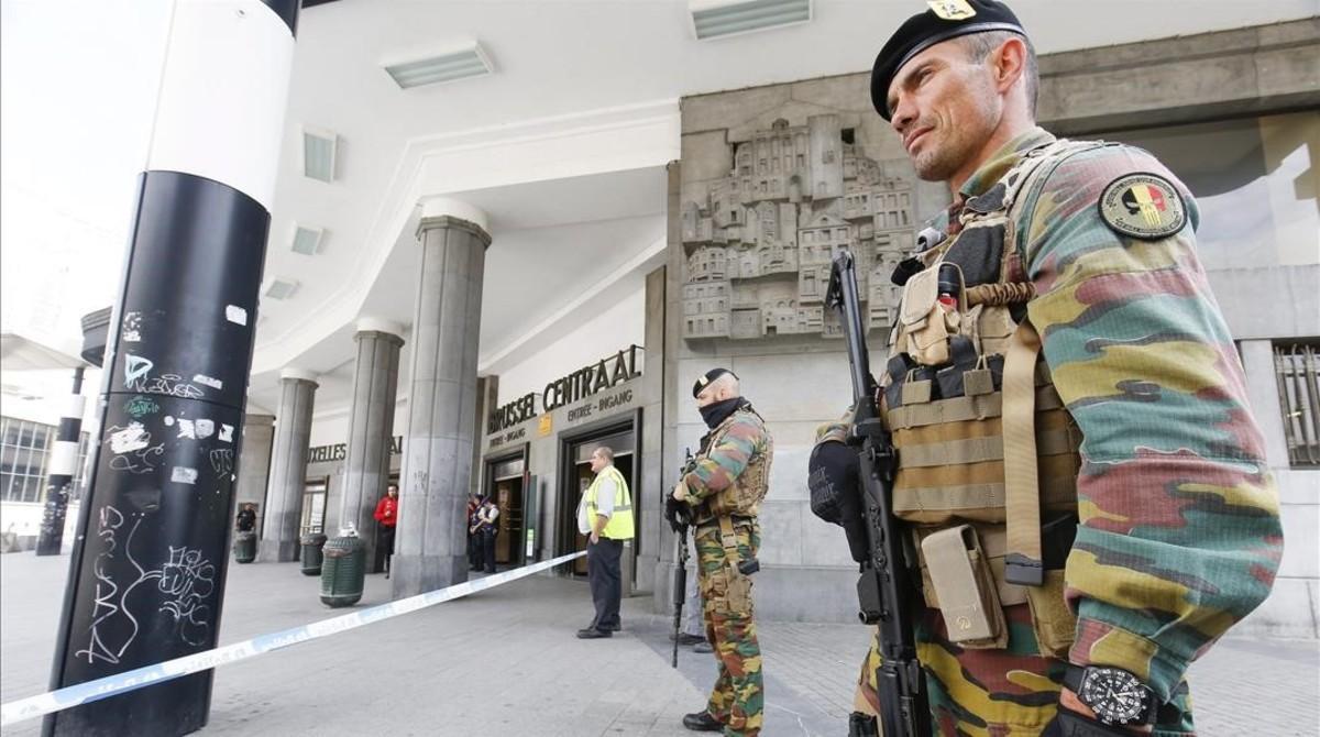 fcasals34364857 jw101  brussels  belgium   19 06 2016   armed belgian soldie161009130523