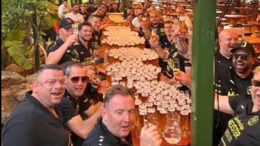 &quot;1.000 Bier warten auf euch&quot; - Bonner Fußballclub feiert Aufstieg mit Saufrekord auf Mallorca