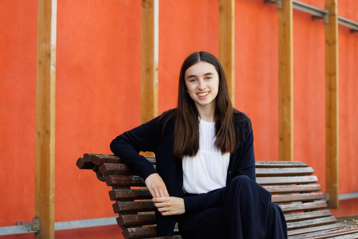 Elise Alonso, ganadora del premio Europa Jove del Parlamento Europeo por su Treball de Recerca sobre la pobreza en Europa.