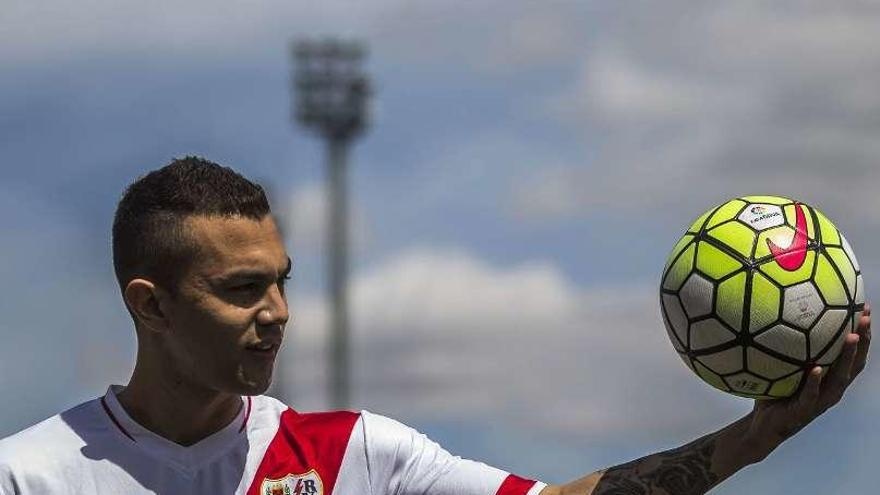 Fariña posa con un balón en su presentación.