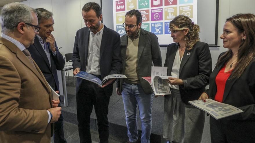 Representantes de Aigües d&#039;Elx, el alcalde y edil de Aguas, ayer en la presentación del informe.