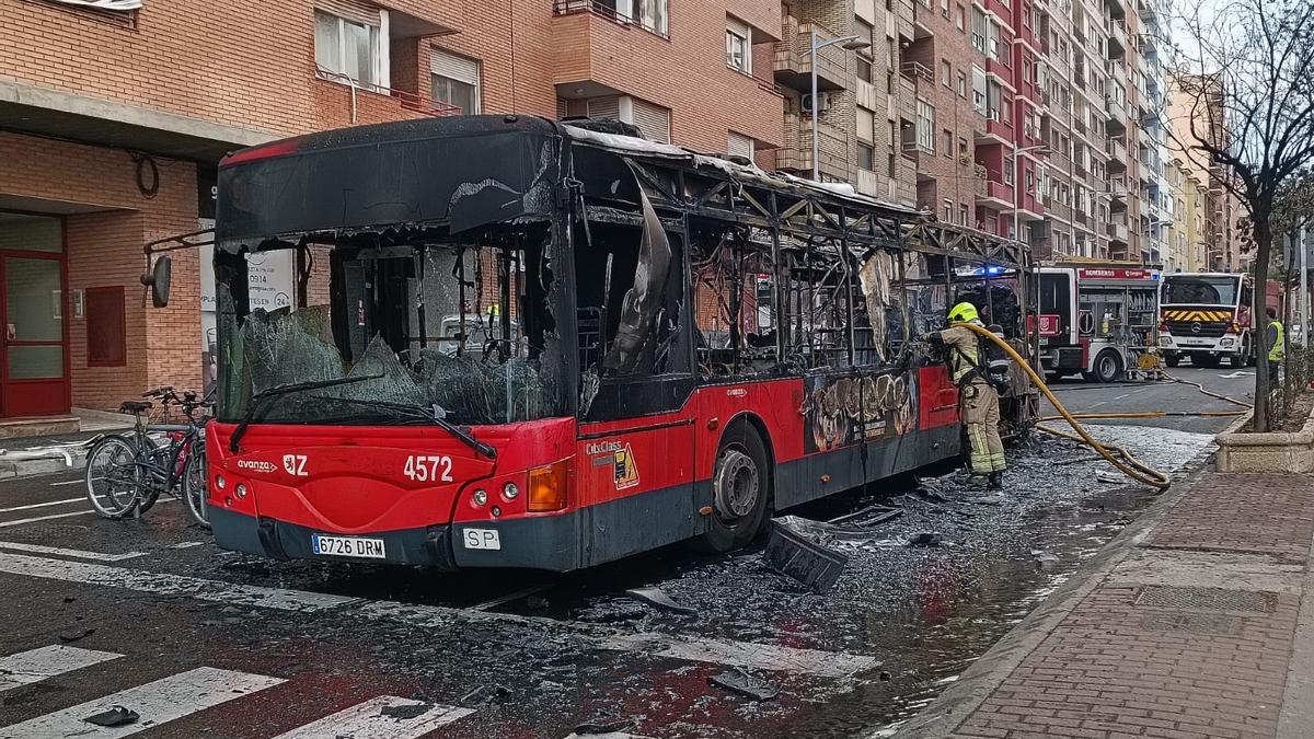 FOTOGALERÍA | Arde un autobús urbano en la avenida Tenor Fleta