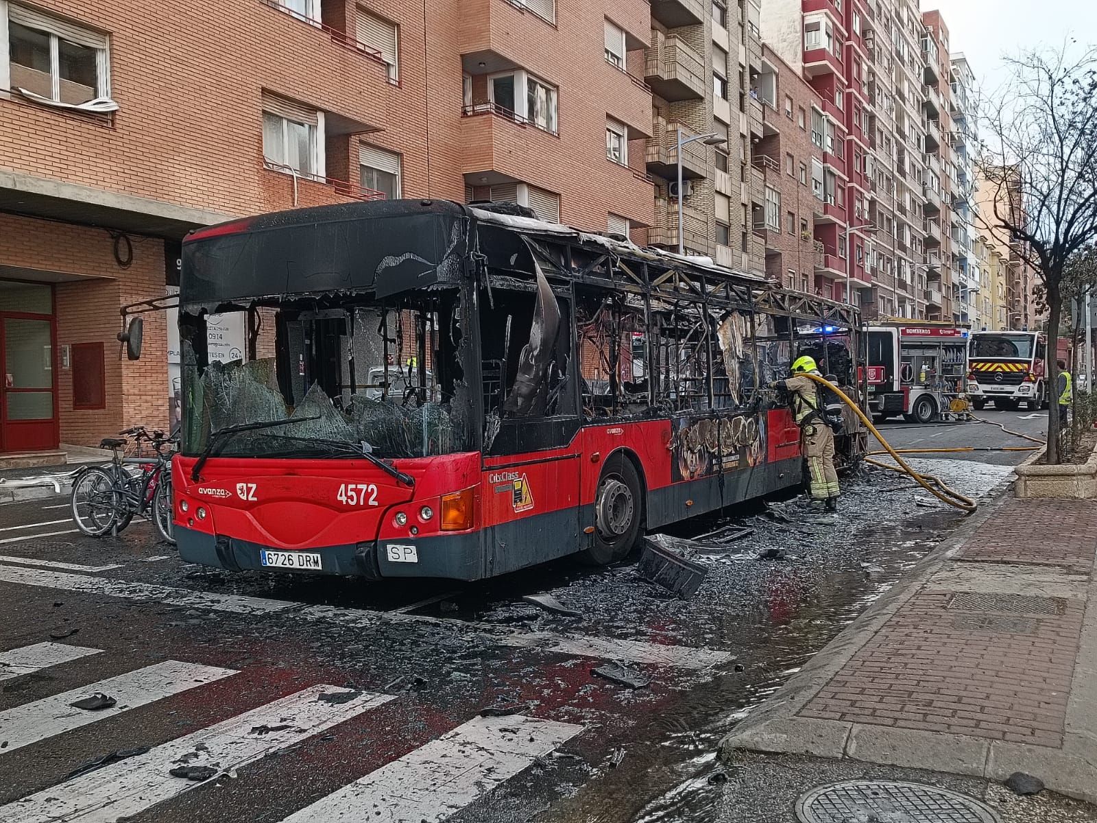 FOTOGALERÍA | Arde un autobús urbano en la avenida Tenor Fleta de Zara