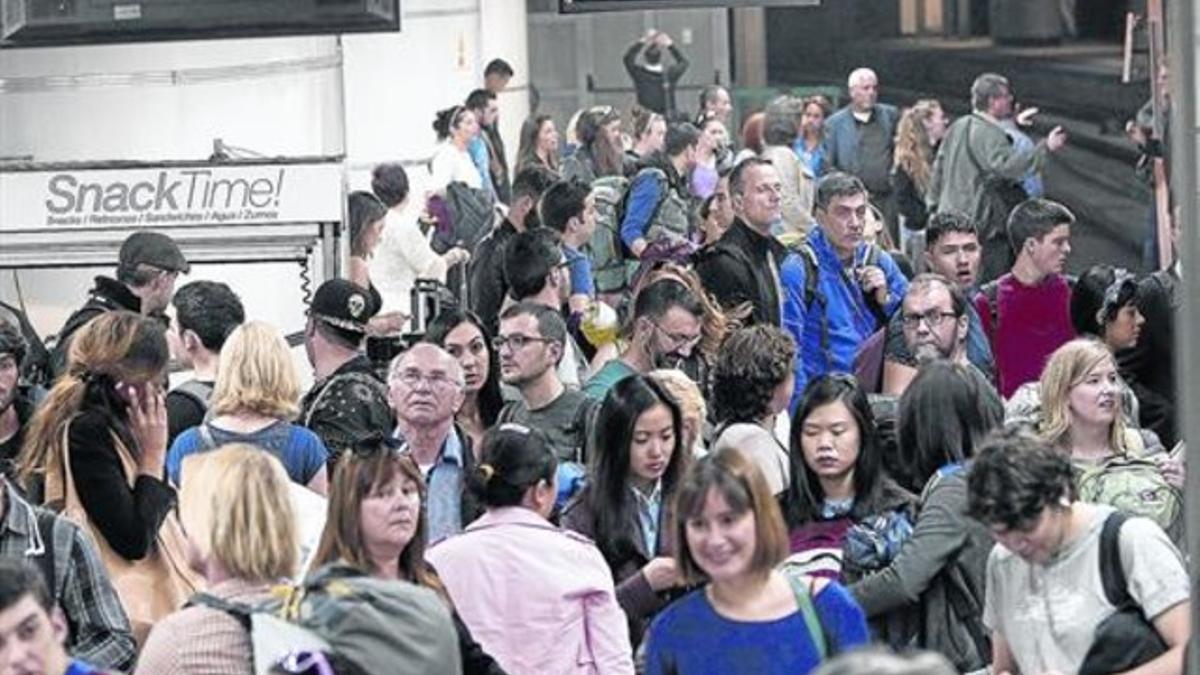 Aglomeración de pasajeros en la estación de Sants, ayer durante la avería.