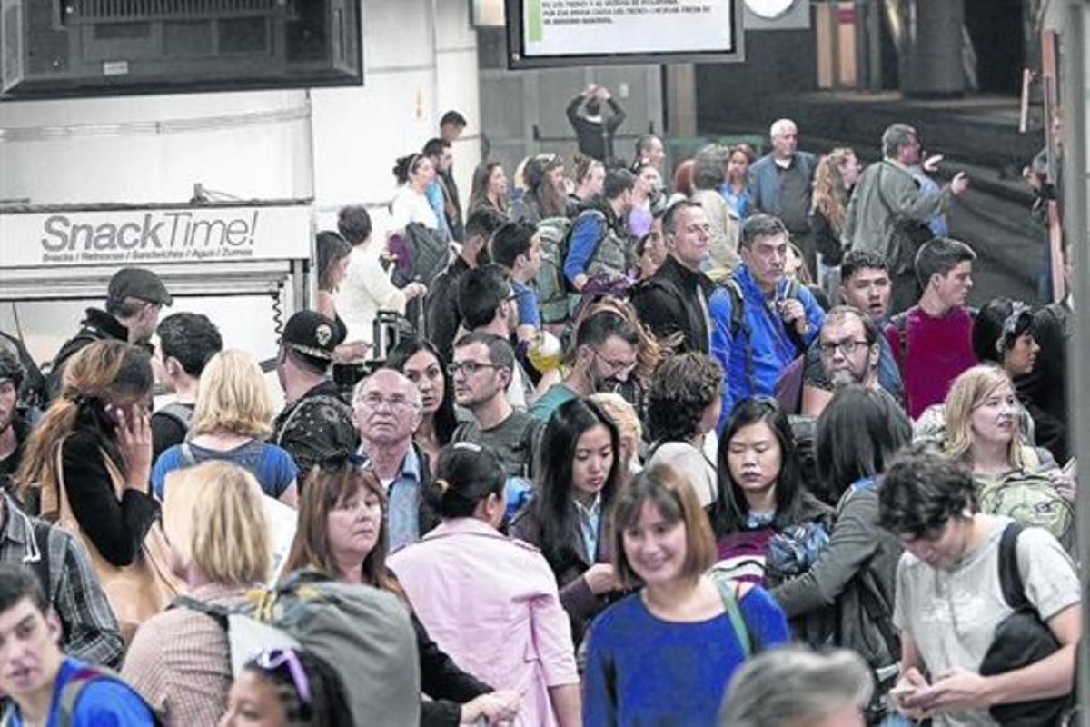 Aglomeración de pasajeros en la estación de Sants, ayer durante la avería.