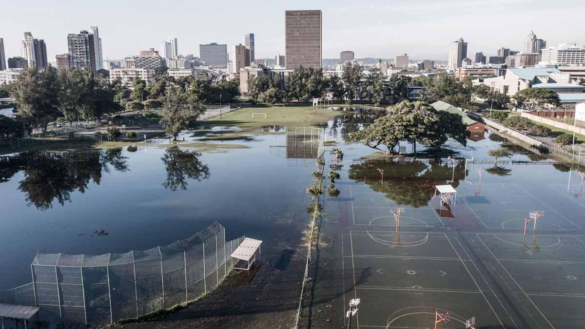 Campos deportivos inundados tras las fuertes lluvias registradas en Durban.