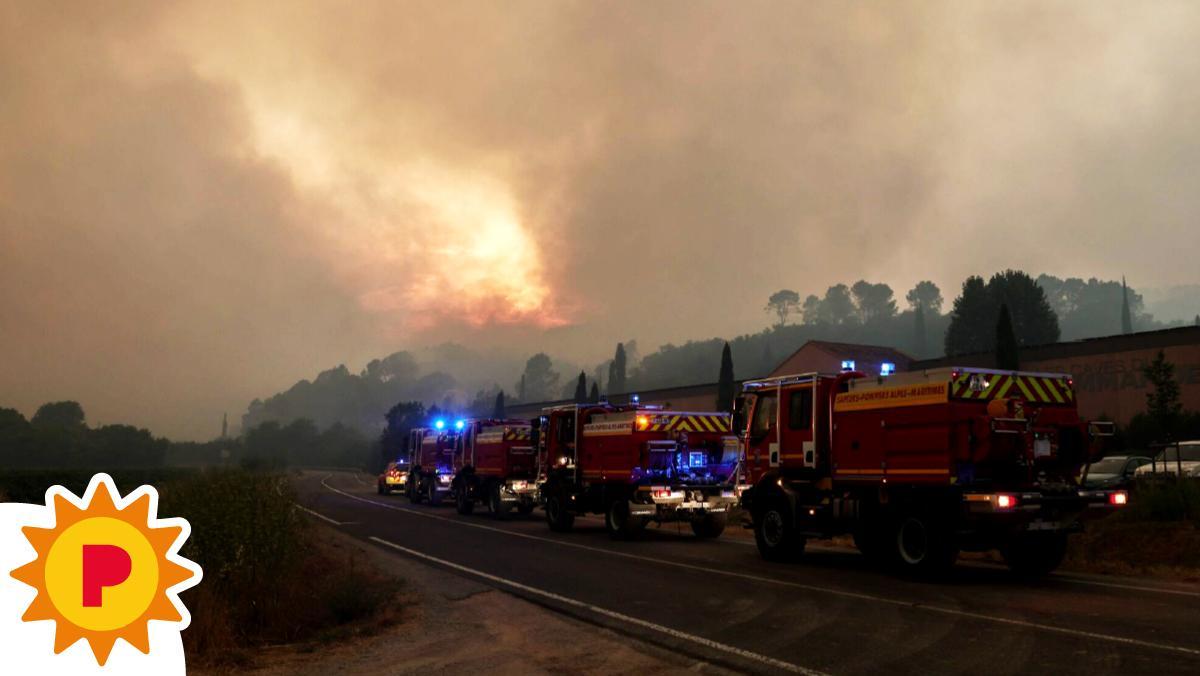 Vehículos de los bomberos se dirigen a Montfort-sur-Argens, en el sureste de Francia, para sofocar un incendio el pasado 31 de julio.