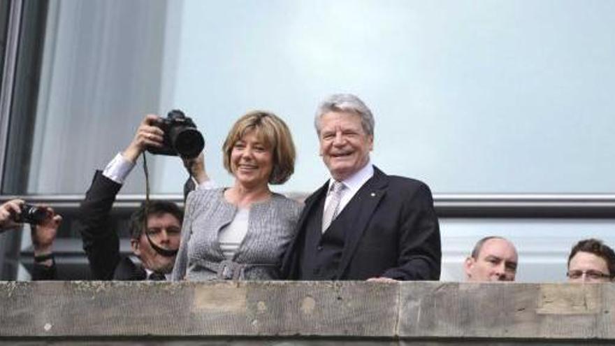 El presidente Gauck y su compañera sentimental, Daniela Schadt, en el balcón del Reichstag.