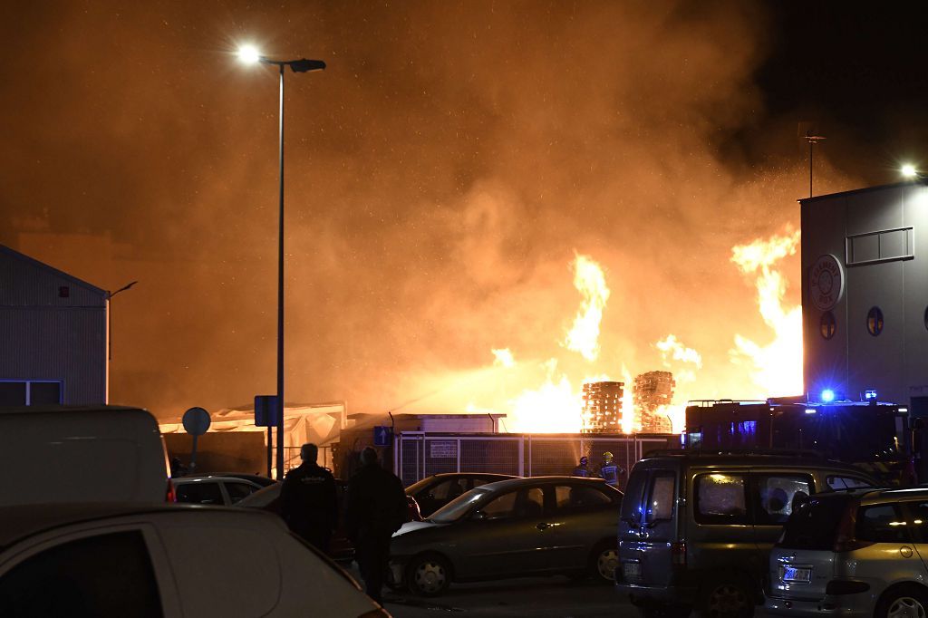 Estas son las imágenes que el aparatoso incendio de Puente Tocinos ha dejado este sábado