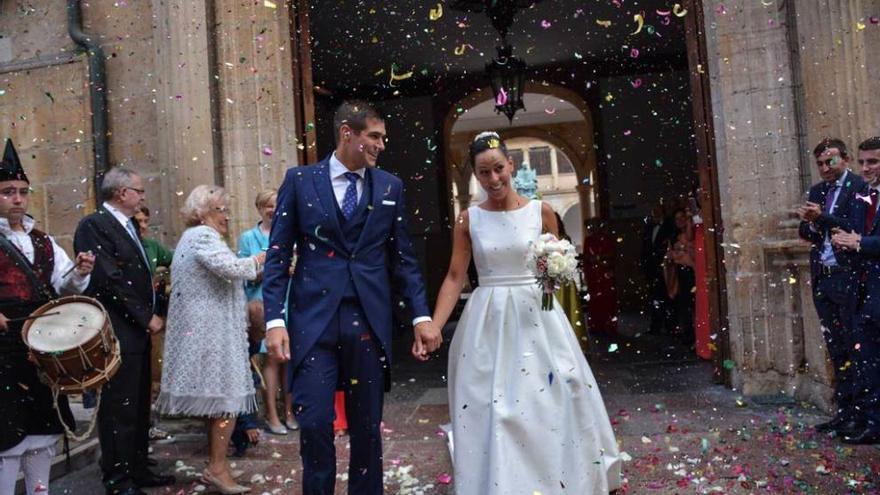 Isaías Pevida y Loreto Argüelles, recién casados, a su salida de la capilla de la Universidad.