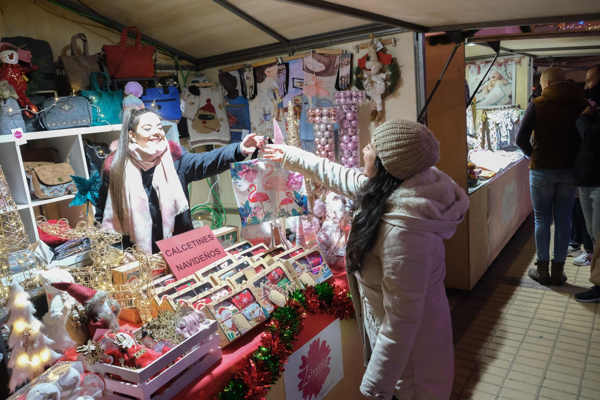 La Navidad llega a Elda con el encendido del alumbrado y la inaguración de su mercadillo navideño