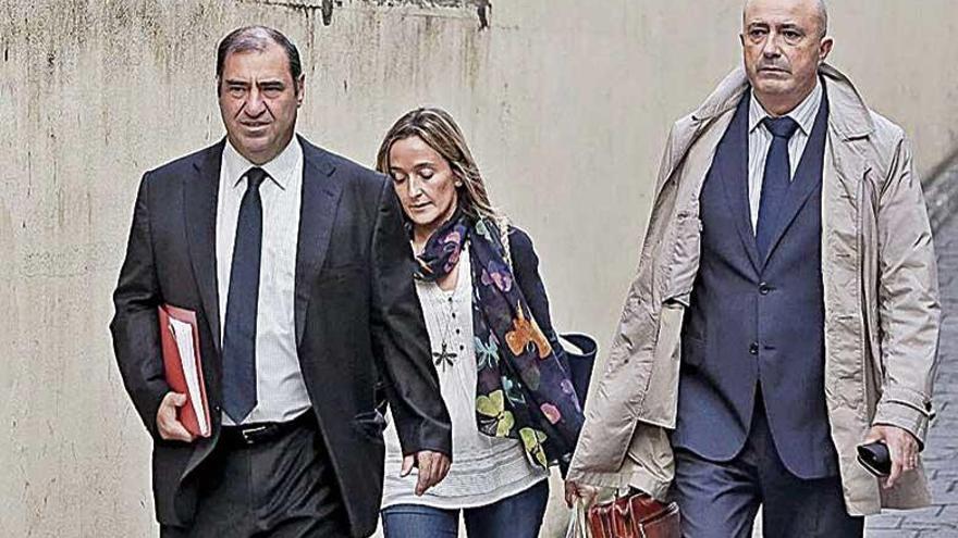 Los fiscales Carrau (izqda) y SubirÃ¡n (dcha) junto a una colega.