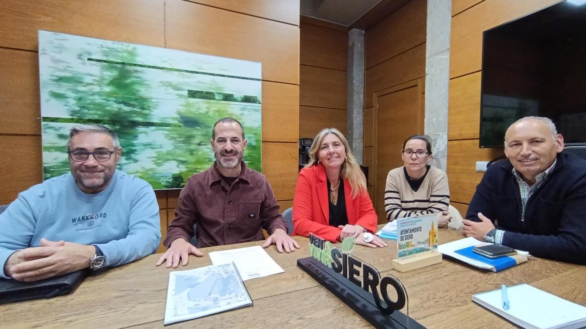 Por la izquierda, Pergentino Martínez, Ángel García, Alejandra Cuadriello, Leire Gabilondo y Juan Carlos Álvarez, este miércoles, en el Ayuntamiento.