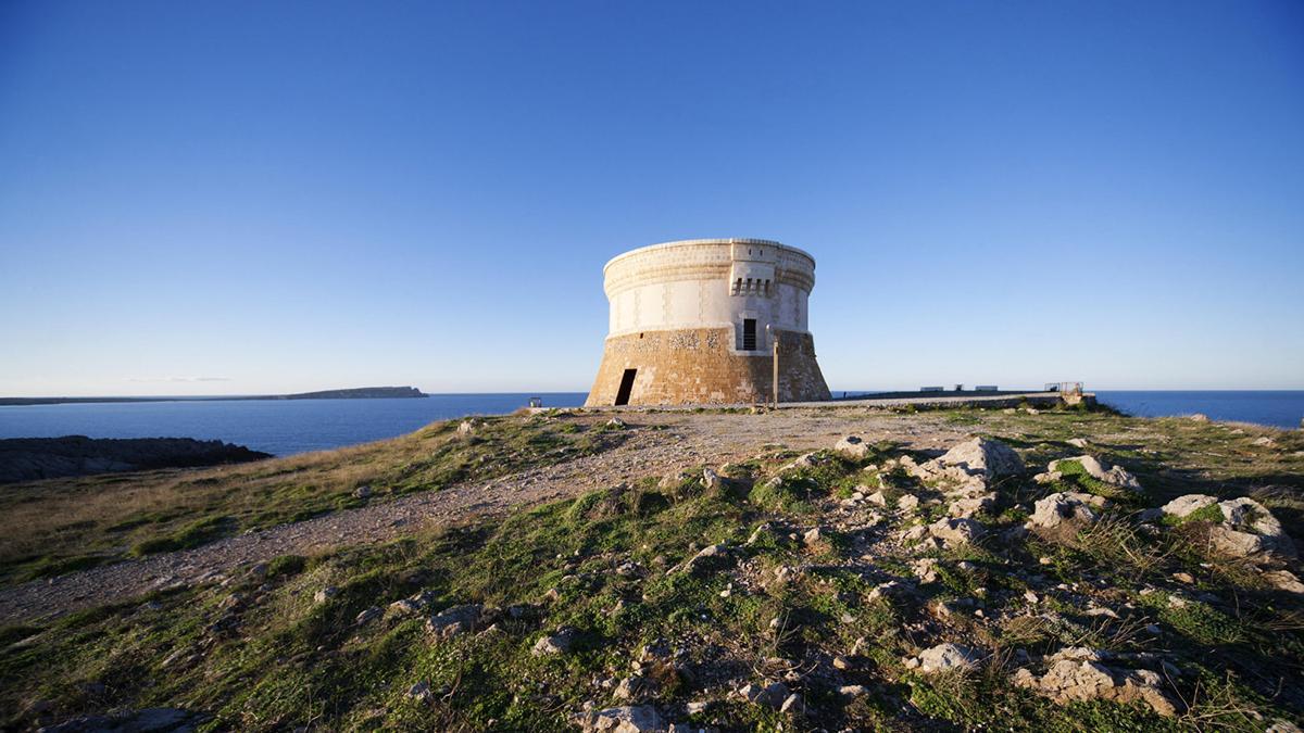 Las torres defensivas de la isla recuerdan su papel estratégico en el Mediterráneo durante siglos.