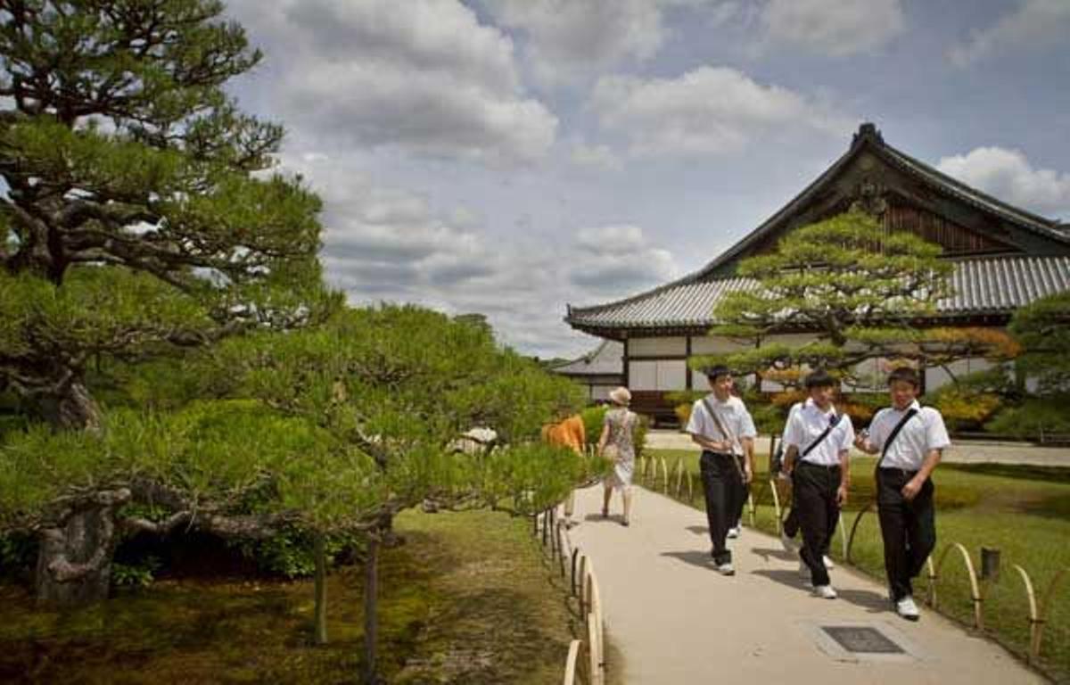 Estudiantes en el Castillo Nijo, construido en 1626 como residencia de Tokugawa Shoguns.