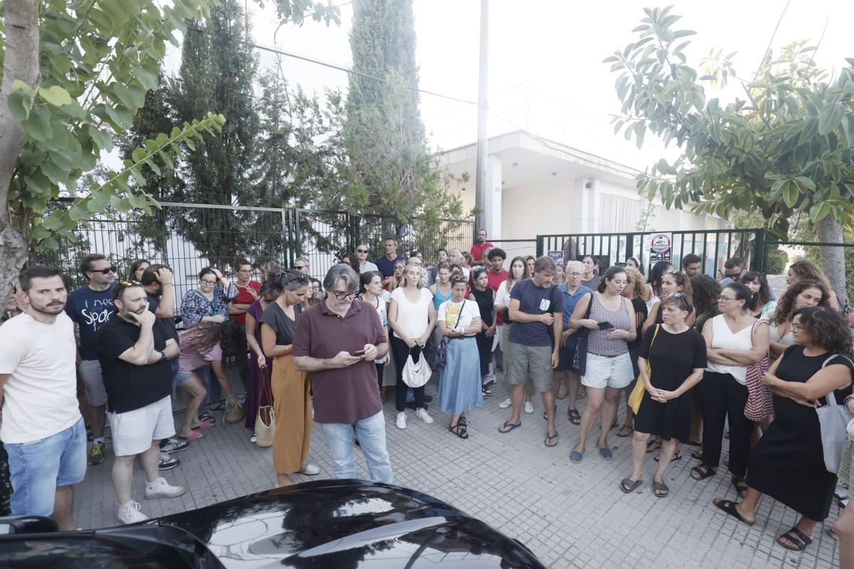 Las familias se concentran frente al CEIP Son Sardina para protestar contra el docente condenado por acoso