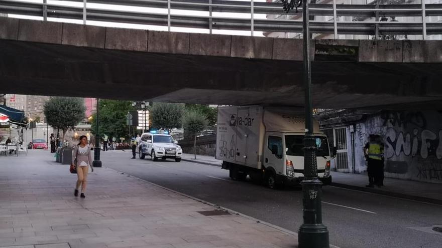 Accidentes de tráfico en Vigo: un camión se atasca en Alfonso XIII