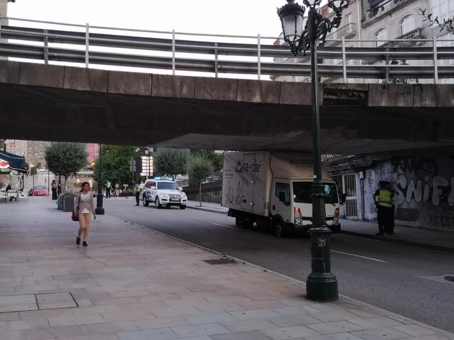 Un camión de alquiler se atasca bajo el puente de Alfonso XIII