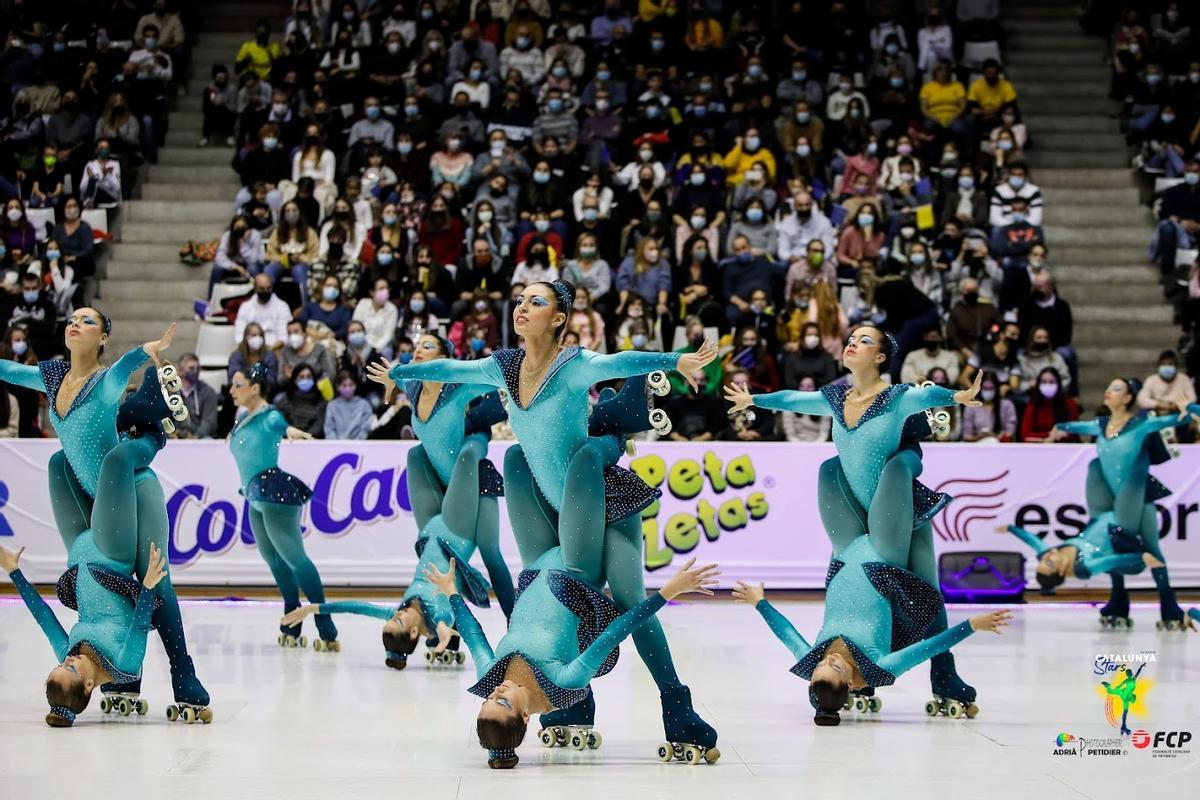 Un grupo de patinadoras artísticas durante una demostración.