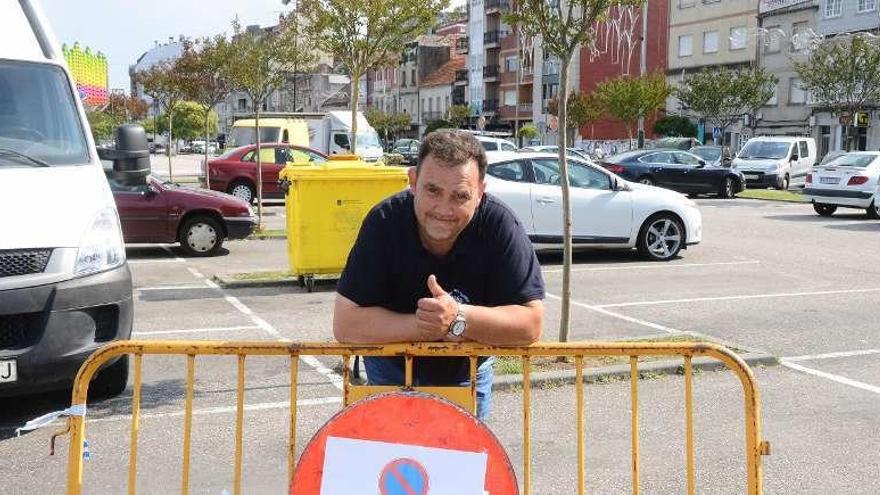 El presidente de la comisión de fiestas, Carlos Lens, ayer, controlando la llegada de atracciones. // G.N.