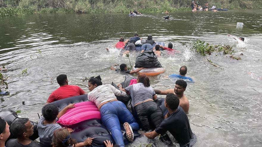 Varios cientos de migrantes tratan de cruzar el río Bravo