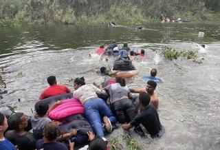 Varios cientos de migrantes tratan de cruzar el río Bravo