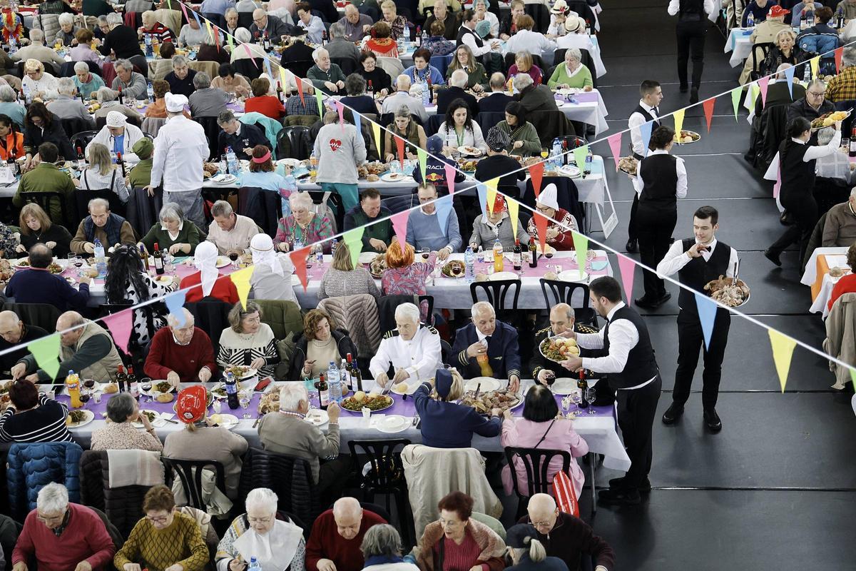 Tributo a los mayores de Ames con más de mil kilos de cocido y música