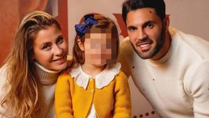 La modelo Elisabeth Reyes y el ex futbolista Sergio Sánchez Ortega, que en esta imagen de hace unos años aparecen con su hija Adriana, anuncian su divorcio