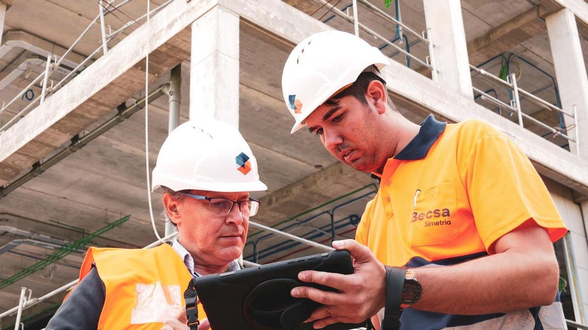 Dos trabajadores de Simetría en una construcción.