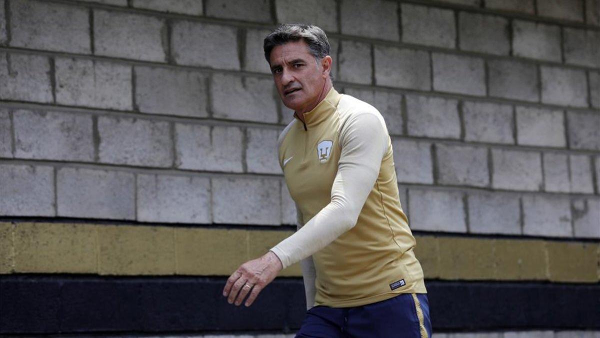 Míchel abandona el banquillo de Pumas.