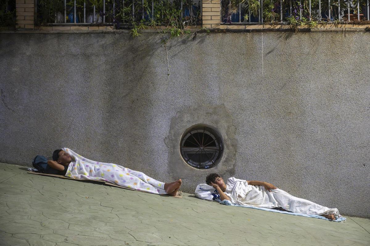 Decenas de migrantes siguen durmiendo en los alrededores de Loma Colmenar (Ceuta) Decenas de migrantes siguen durmiendo en los alrededores de Loma Colmenar (Ceuta)