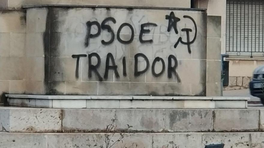 Aparecen pintadas en la sede del PSPV de la Vall y en la Cruz de los Caídos