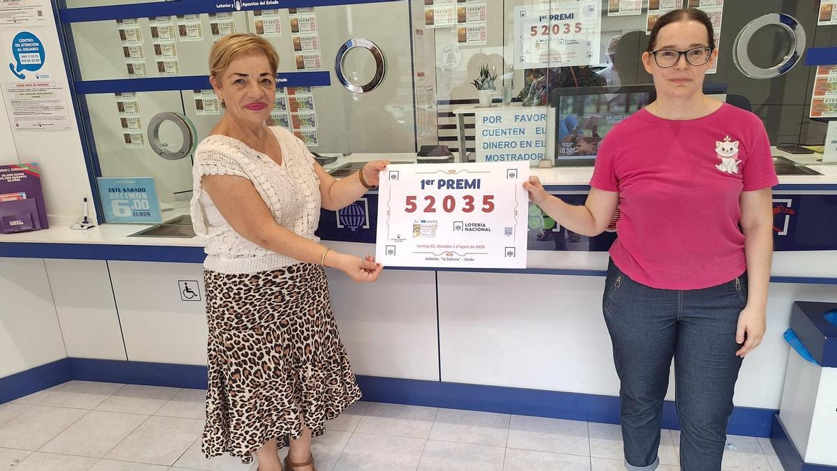 La lotera de la administración La Afortunada, María Pilar Ripollés (d), junto a su madre, Pilar Martínez.
