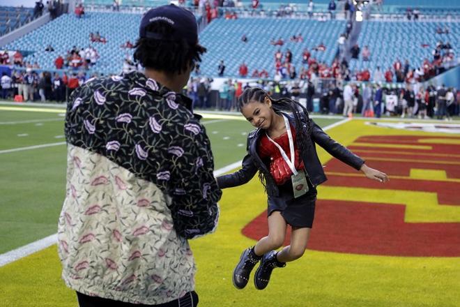 Blue Ivy con top de la firma española MIN Couture en la Super Bowl