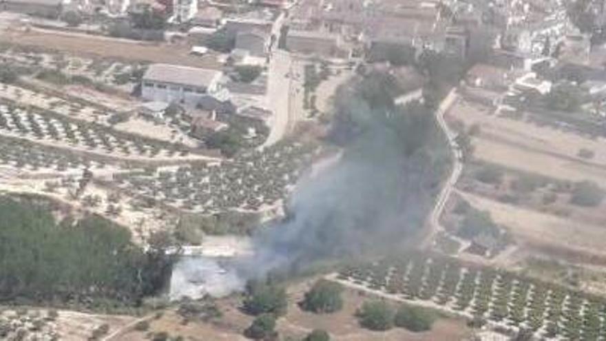 Imagen aérea de la columna de humo del incendio junto al casco urbano de Benimarfull.
