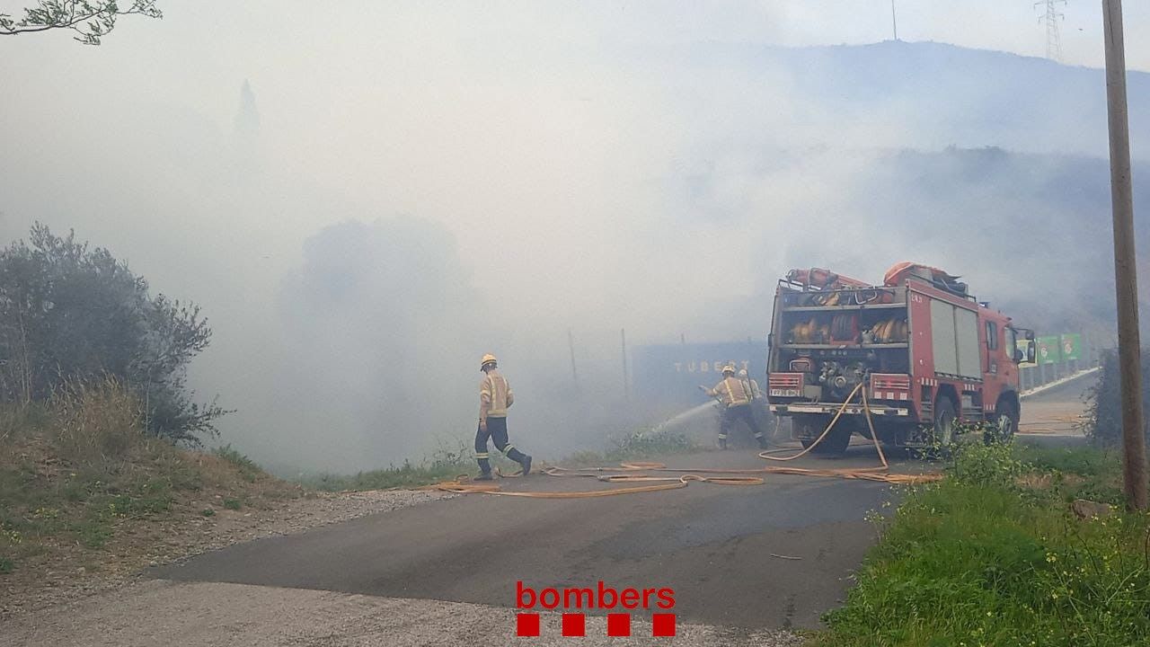 Un incendi sense control atiat per la tramuntana alerta Portbou