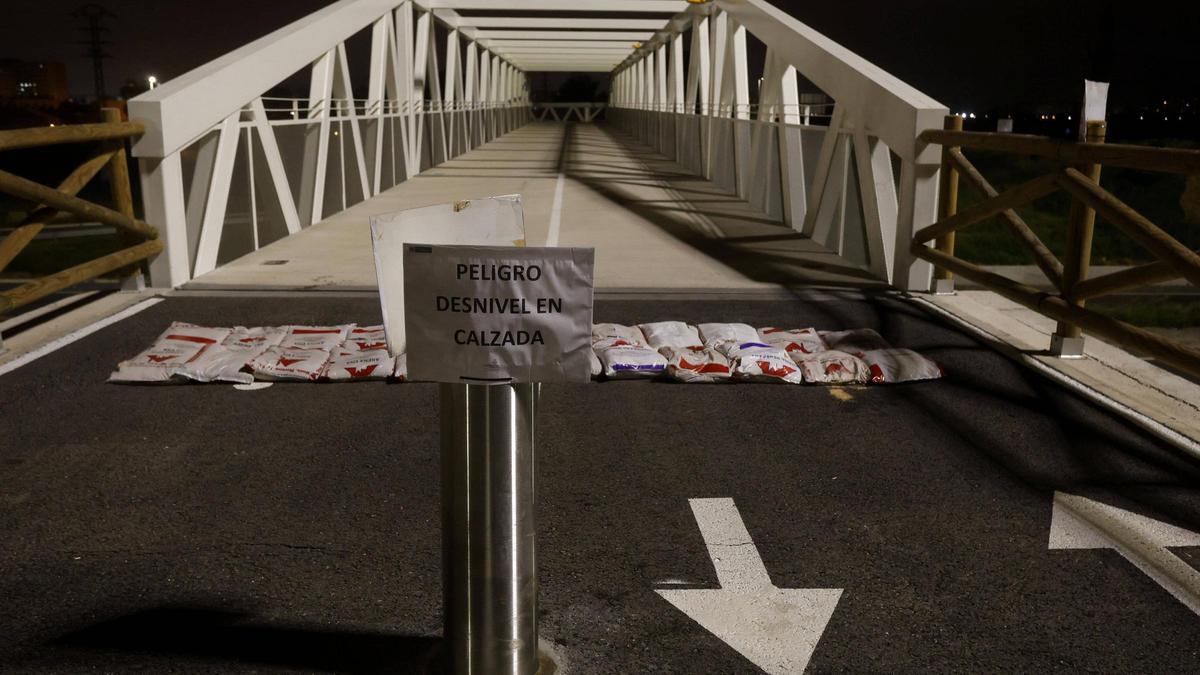 La pasarela ciclopeatonal de Benimàmet lleva 10 meses sin luz.