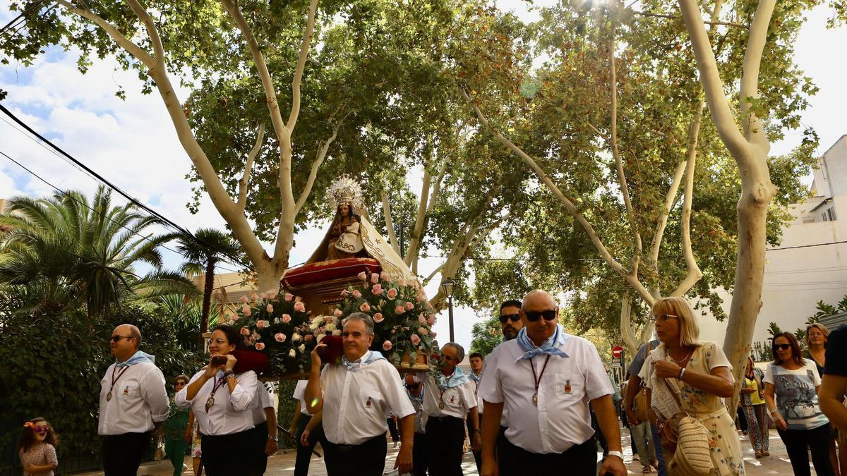 La Patrona recorría las Alamedas en su camino a San José.