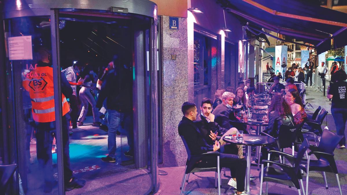 Terraza de un local de ocio nocturno durante un ensayo realizado para su apertura.