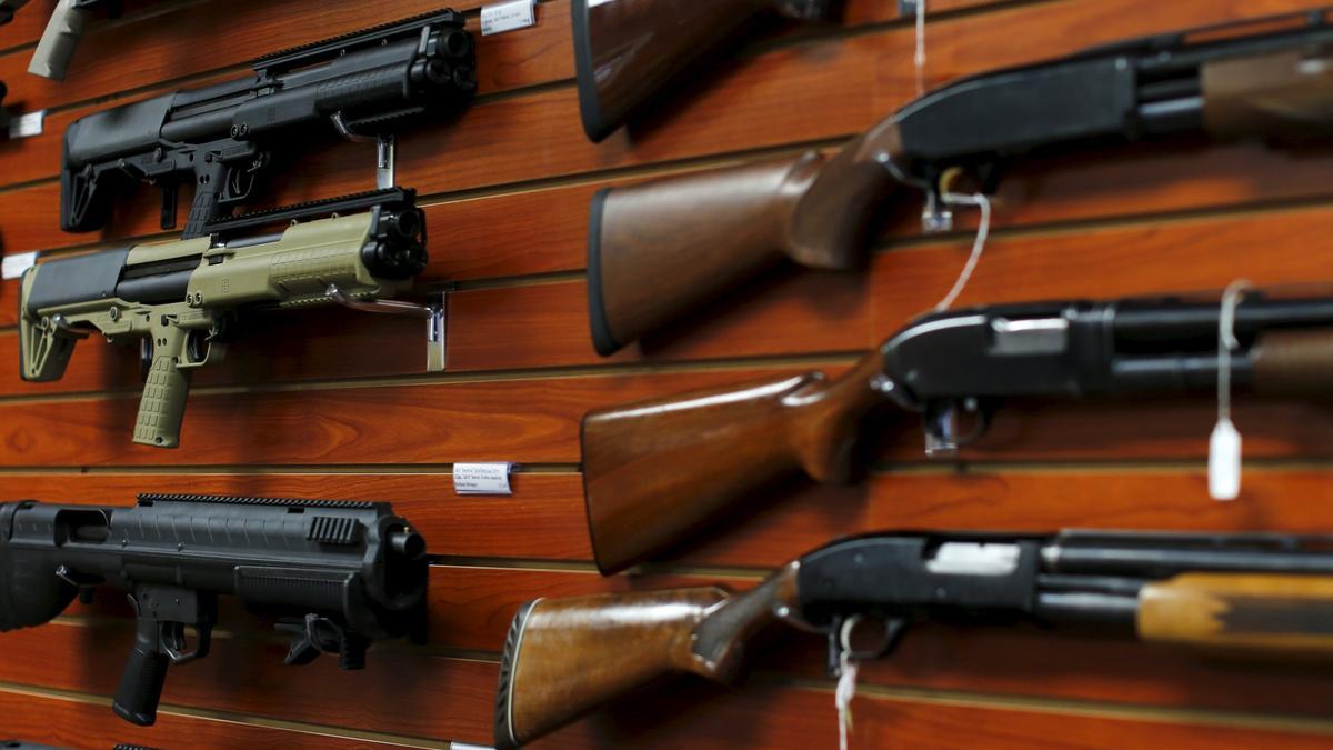 Els venedors d’armes estan més ben valorats als EUA que els polítics, segons un estudi