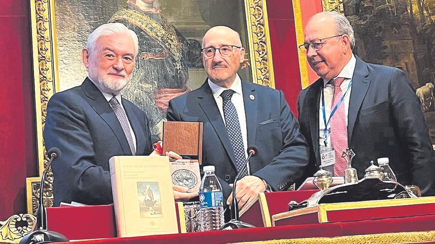 Darío Villanueva recibe el Premio de Ensayo Amigos del País 2025