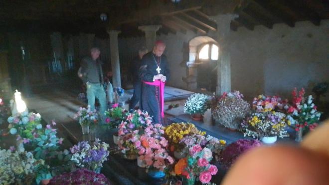 GALERÍA| El obispo visita pueblos de hasta un solo vecino en la Carballeda