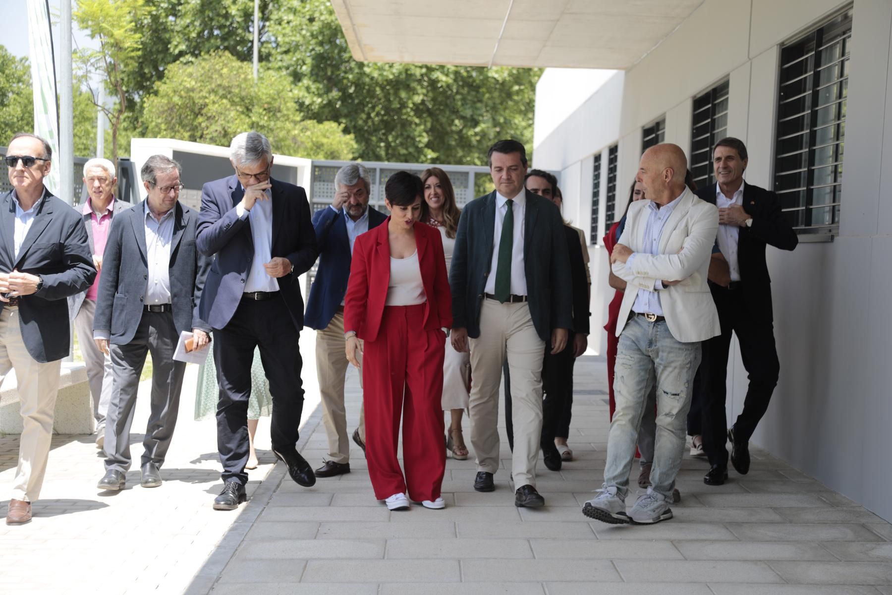La ministra Isabel Rodríguez visita las viviendas de alquiler de mayores de Sama Naharro