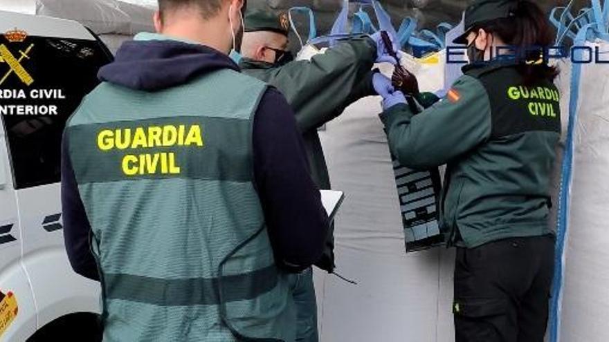 Agentes de la Guardia Civil, durante la operación que destapaba la trama.